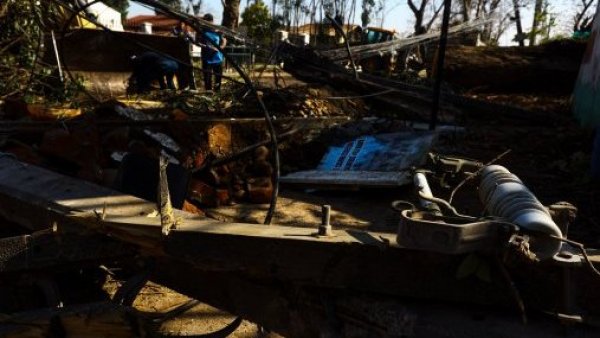 Poste de luz dañado en Maipú por sistema frontal, que causó un corte de luz en la zona