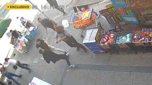 Se observa a uno de los integrantes de la banda criminal, tomando el puñal de un vendedor de naranjas en el bandejón del Portal Edwards