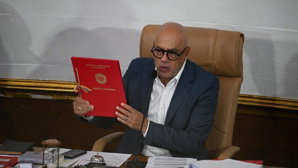 Jorge Rodríguez con una carpeta en la mano