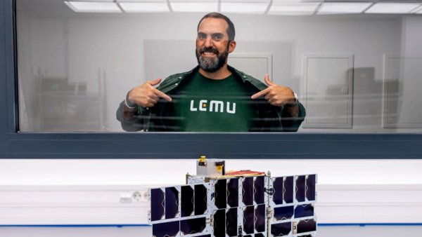 Leo Prieto inspeccionando el satélite Lemu Nge antes de su lanzamiento hacia California.