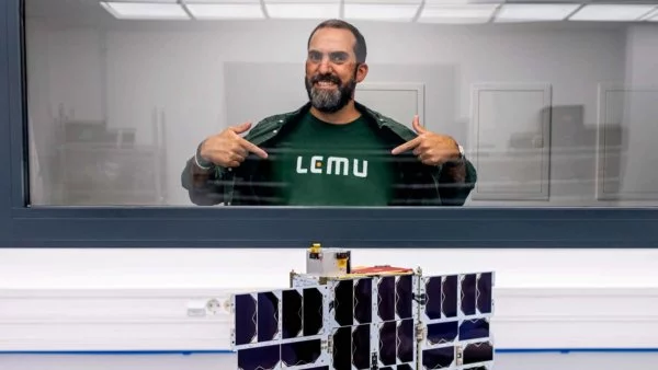 Leo Prieto inspeccionando el satélite Lemu Nge antes de su lanzamiento hacia California.