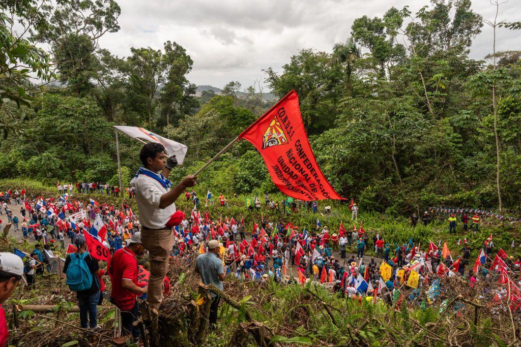 Trabajadores de la mina se manifiestan contra su cierre.