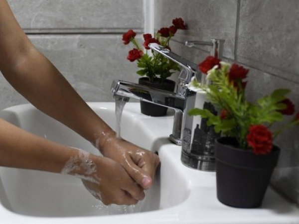 El lavado de manos es una de las principales formas de prevenir la mpox, también conocida como la viruela del mono o viruela símica