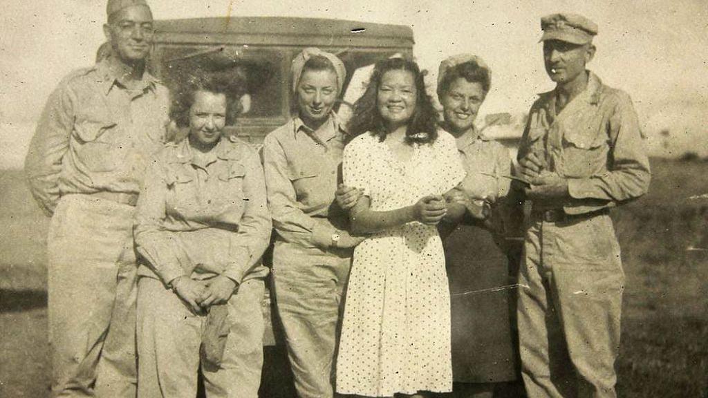 Josefina Guerrero con soldados estadounidenses frente a un jeep