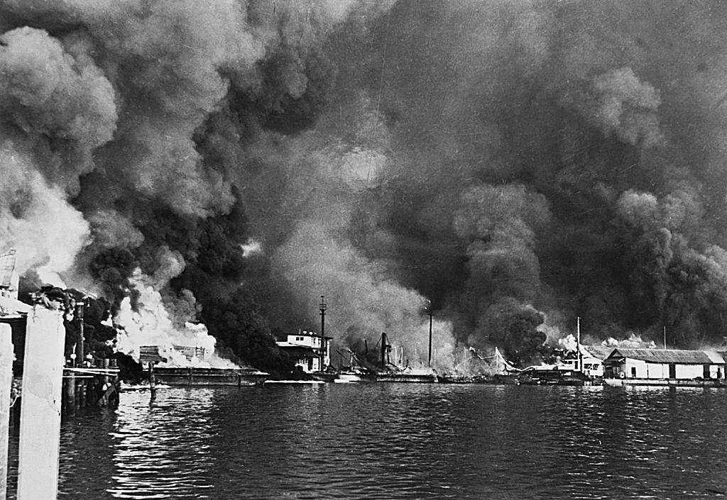Los astilleros de la Armada de Estados Unidos en Cavite, Filipinas, arden después del ataque japonés el 12 de diciembre de 1941.