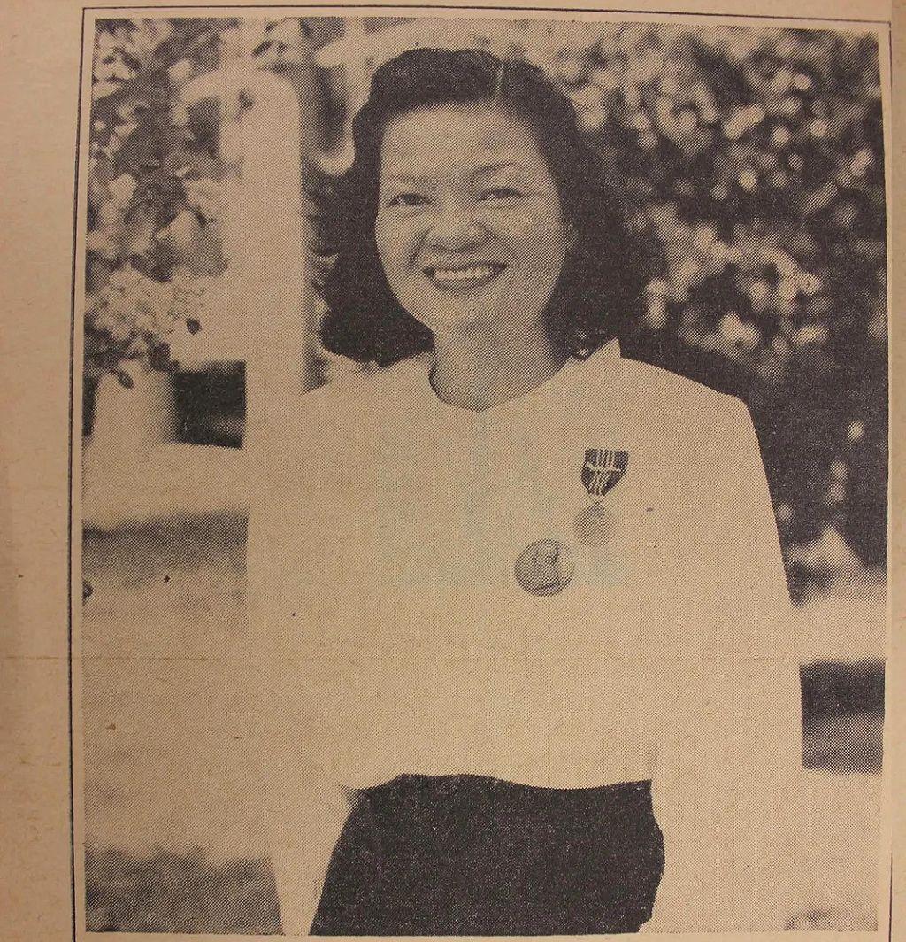 Josefina Guerrero luciendo sus medallas