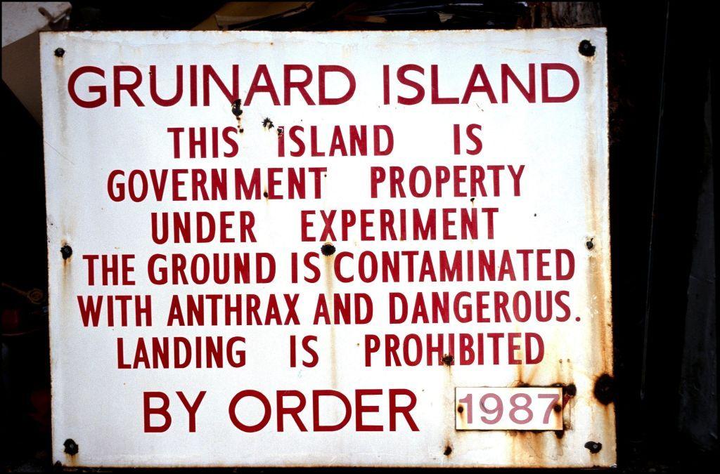 Aviso advirtiendo que es peligroso y prohibido visitar la isla.