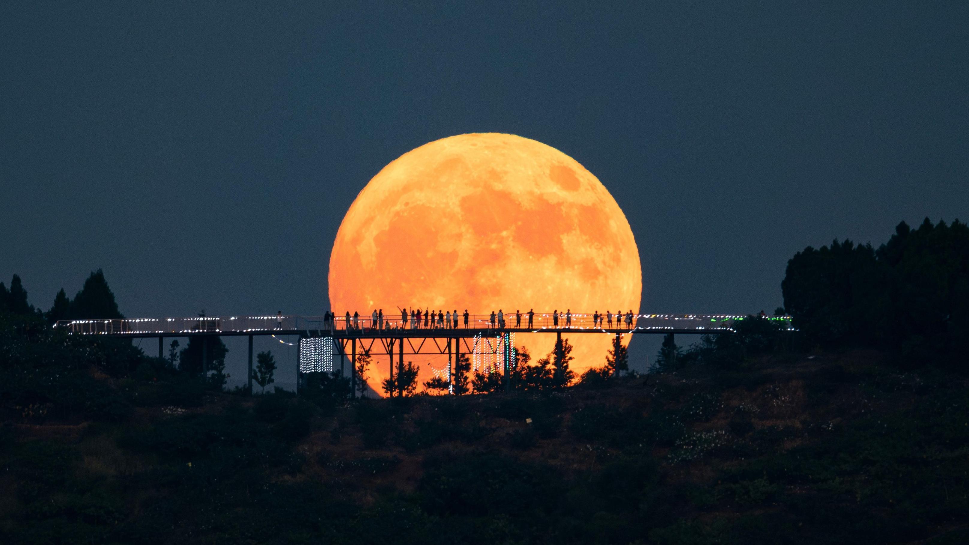La superluna vista desde Chengdú, China.