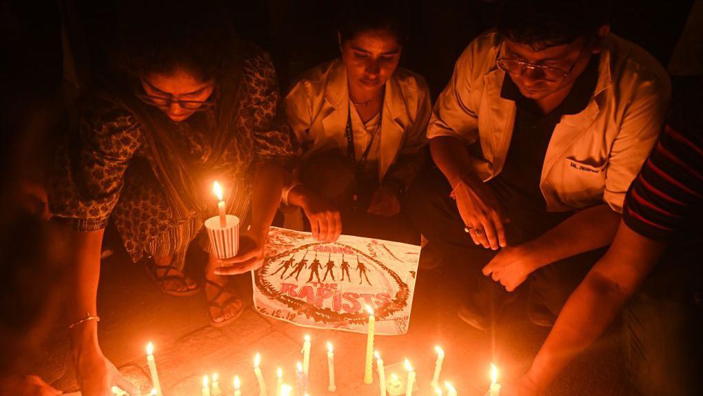 Vigilia y marcha en India
