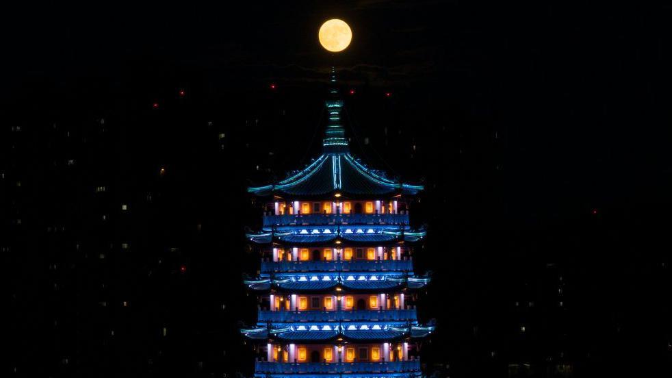 La superluna sobre el templo Hiuju, en Kunshán, China.