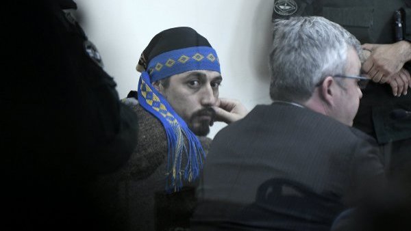 Facundo Jones Huala en un juicio, junto a su abogado