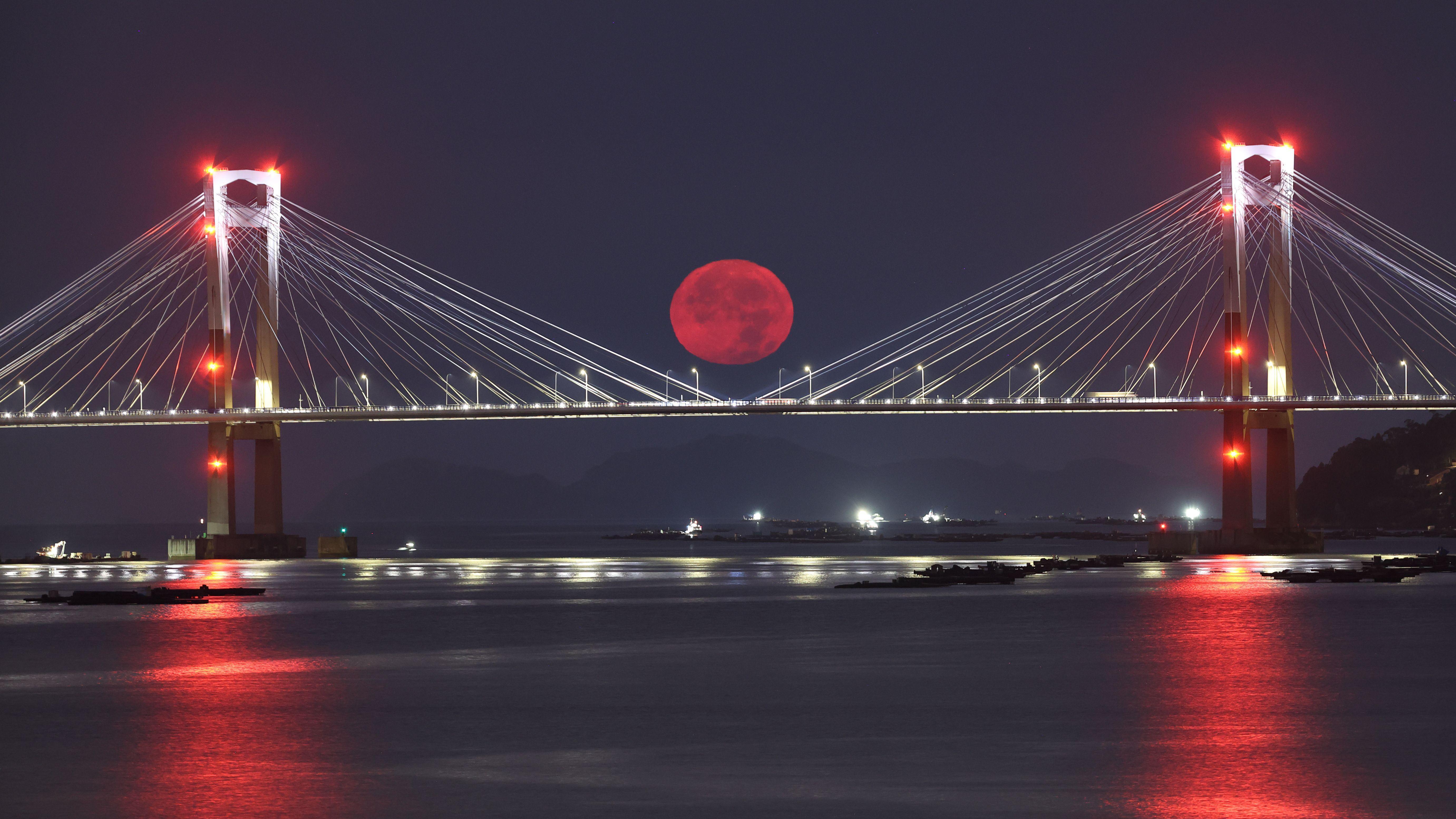 La superluna azul sobre el Puente de Rande, en Galicia, España.