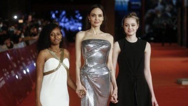 Fotografía de archivo en donde se ve de izquierda a derecha Zahara Marley Jolie-Pitt, la actriz estadounidense Angelina Jolie y Shiloh Jolie en la alfombra roja para la presentación de la película 'Eternals' en el 16º Festival Internacional de Cine de Roma, en Roma, Italia, el 24 de octubre de 2021.