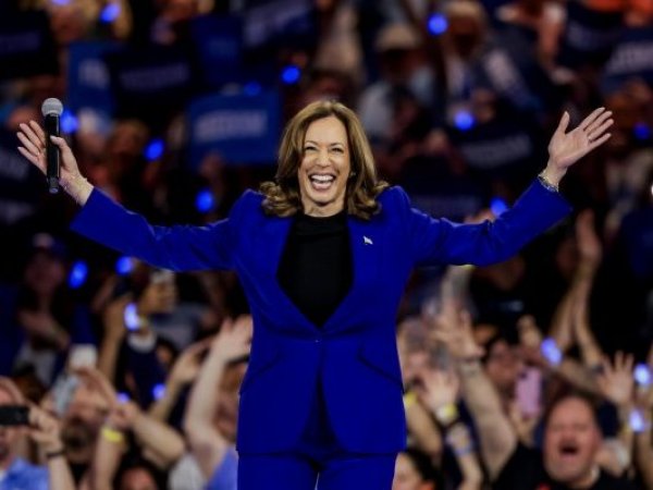 La vicepresidenta de EE.UU., Kamala Harris, participa en un mitin de campaña en el Fiserv Arena en Milwaukee, Wisconsin, EE.UU., el 20 de agosto de 2024.