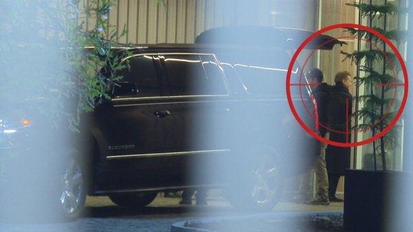 Luis Miguel, captado fuera del Aeropuerto Arturo Merino Benitez