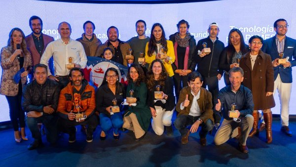 Ganadores de AntofaEmprende 2024 recibiendo premios por sus innovadores proyectos de impacto social en Antofagasta.