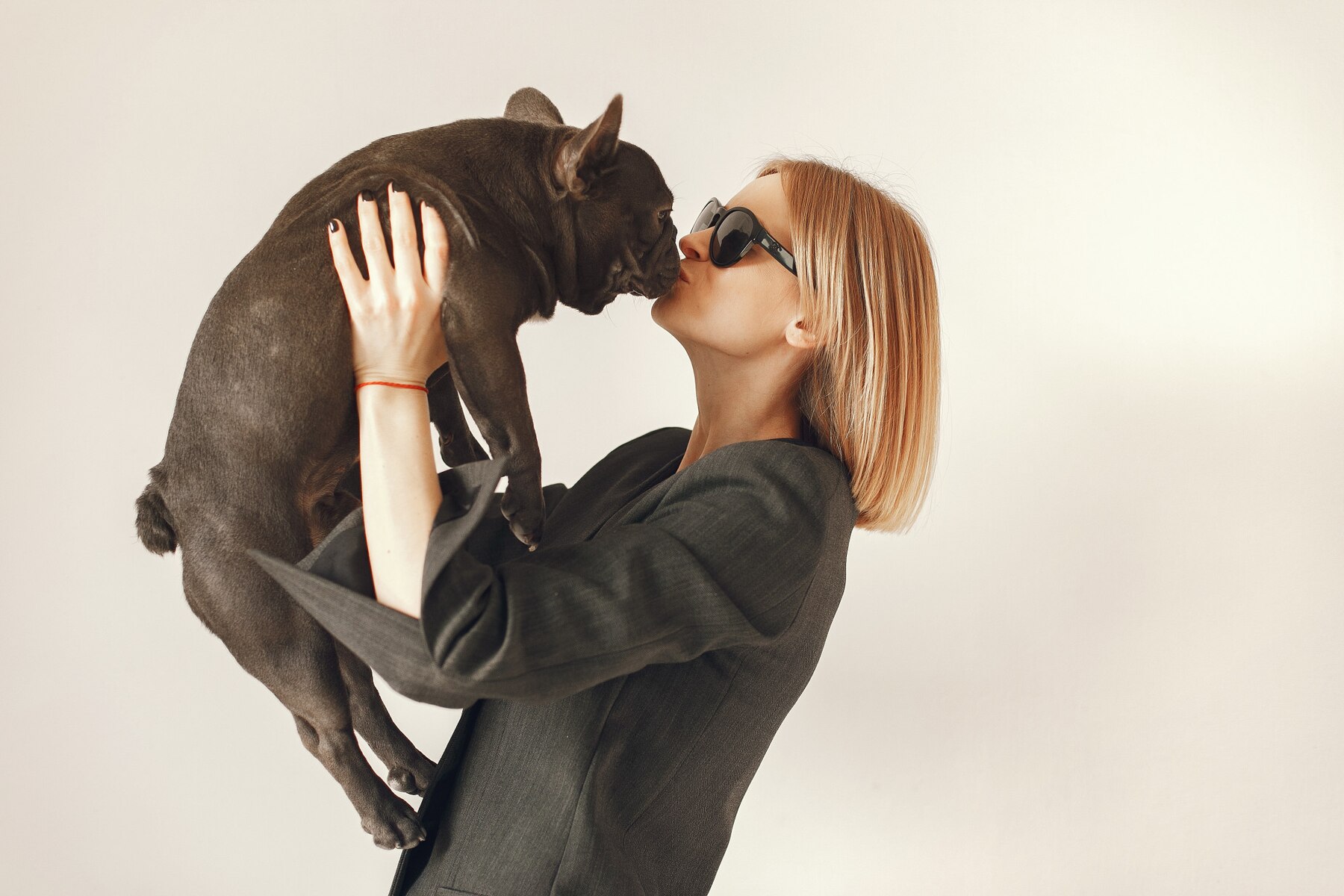 Mujer besando a perro
