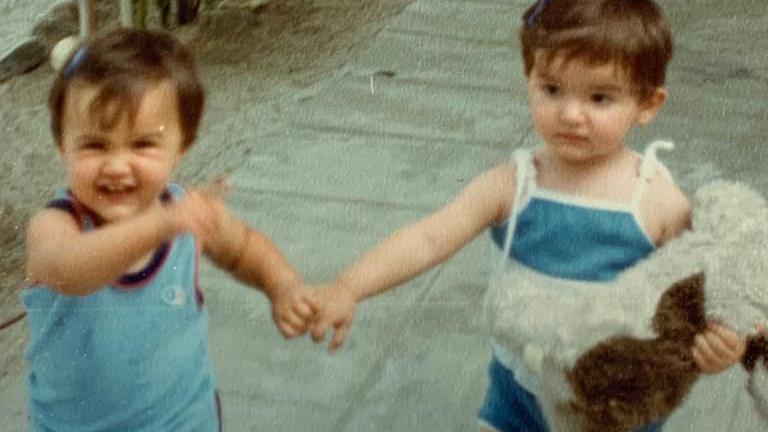 Tatiana Andia, a la derecha, cuando era niña.