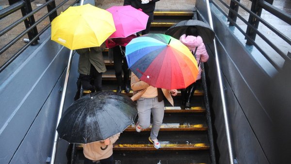 Lluvia en Santiago. Paraguas.