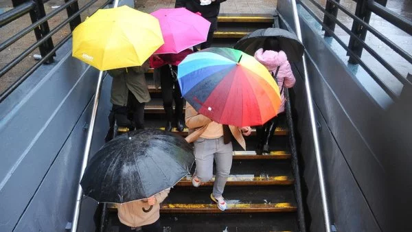 Lluvia en Santiago. Paraguas.