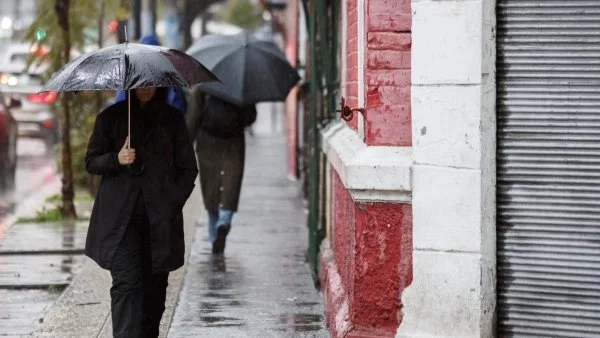 Una inesperada tormenta electrica se dejo caer en la capital, junto a unas intensas lluvias y granizos en algunas comunas de la ciudad.