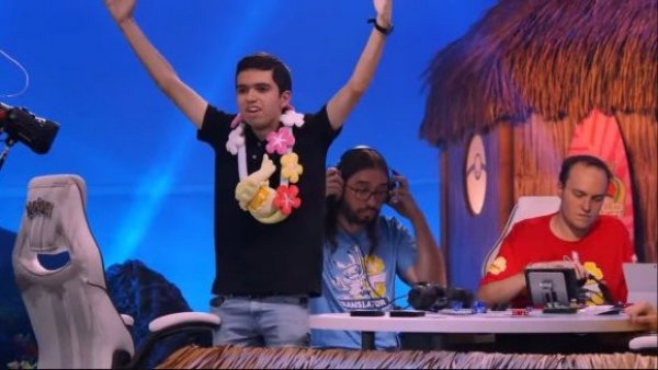 Fernando Cifuentes, celebrando su victoria en la final del mundial de cartas Pokémon