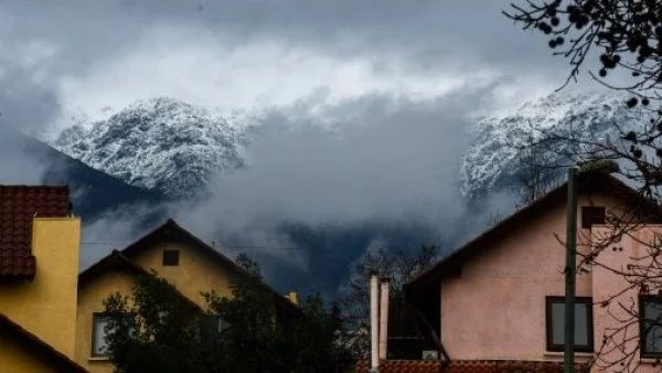 Vista de la cordillera ante jornada de moderadas lluvias en comuna de Peñalolén.