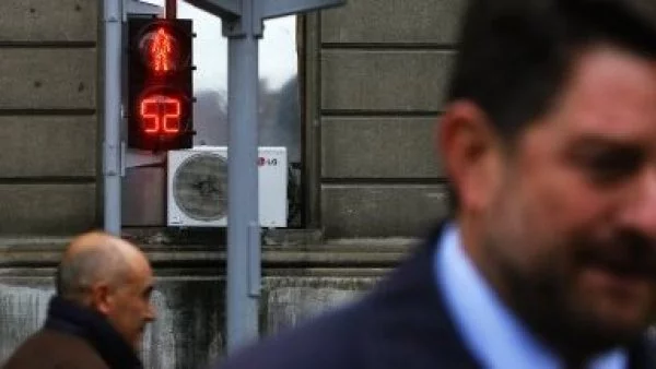 Un semaforo con luz roja