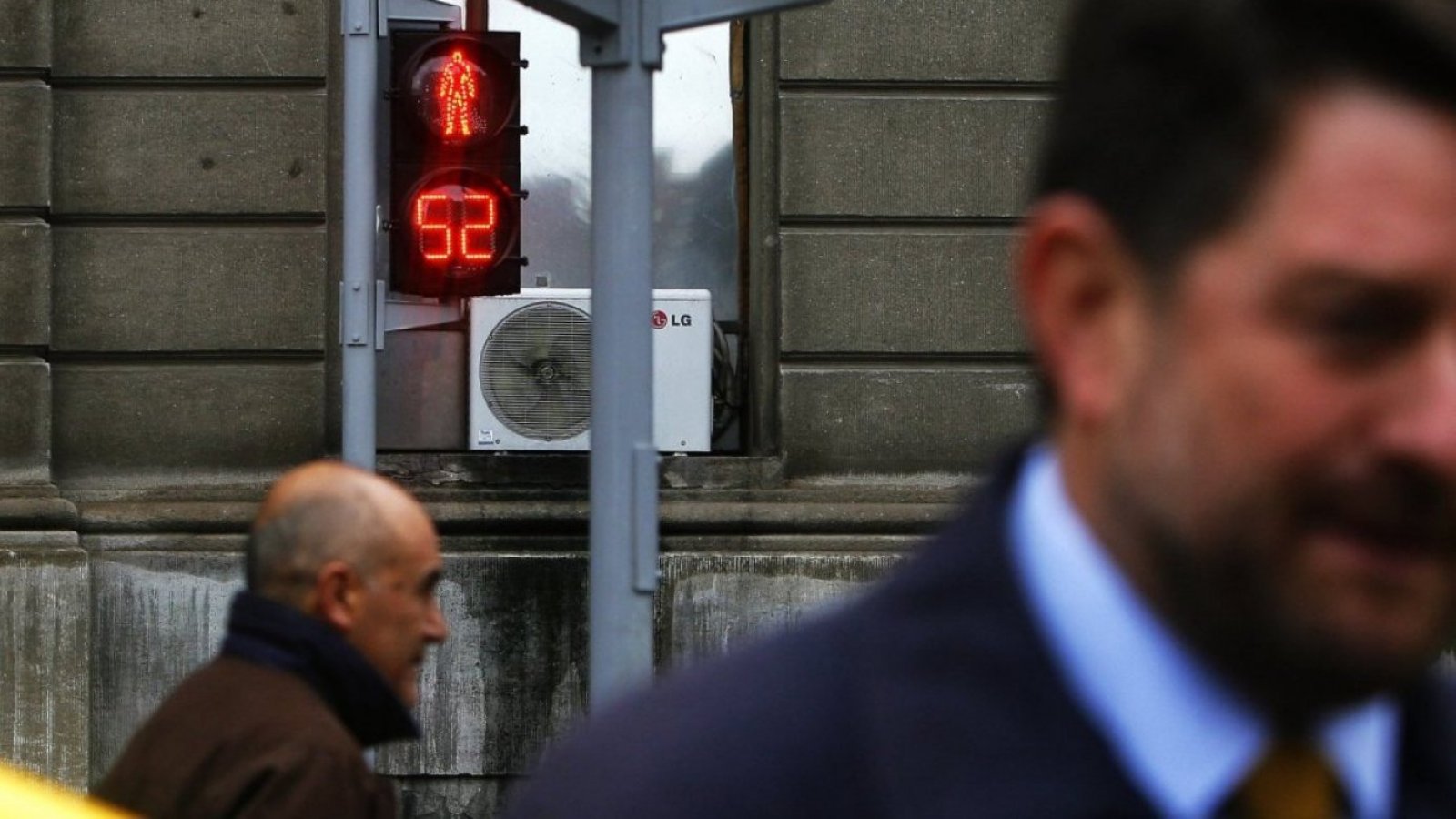 Un semaforo con luz roja