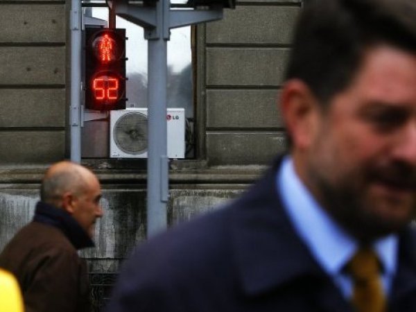 Un semaforo con luz roja