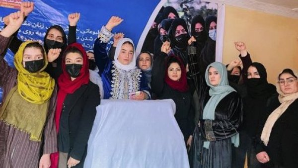 Imagen de Archivo de un grupo de mujeres en una protesta a puerta cerrada en Kabul, Afganistán, contra el veto de los talibanes a la educación femenina universitaria.