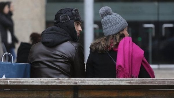 Transeúntes camina abrigados por la capital.