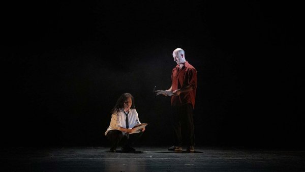 Participantes disfrutando de una conferencia en el Festival Puerto de Ideas Biobío 2024 en Concepción.