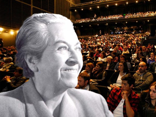 Gabriela Mistral en Puerto de Ideas Biobío 2024, rodeada por una escenografía lumínica y música en vivo.