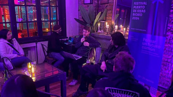 Francisco Zenteno y Benjamín Gelcich liderando la charla sobre sueños y psiconáutica en Puerto de Ideas Biobío 2024.