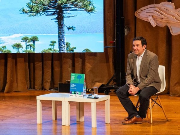 Aníbal Pauchard durante su charla sobre biodiversidad y sostenibilidad en el Festival Puerto de Ideas Biobío 2024.