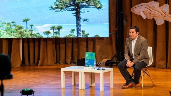 Aníbal Pauchard durante su charla sobre biodiversidad y sostenibilidad en el Festival Puerto de Ideas Biobío 2024.