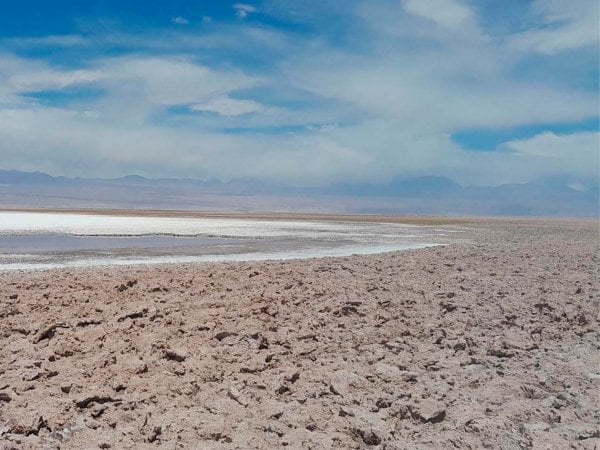 Imagen aérea del Salar de Atacama mostrando las piscinas de evaporación para la extracción de litio.