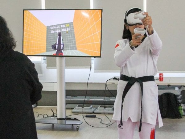 Lentes de realidad virtual SportMind VR mejorando el rendimiento de una atleta durante entrenamiento deportivo.