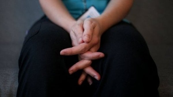 Mujer sentada, estresada