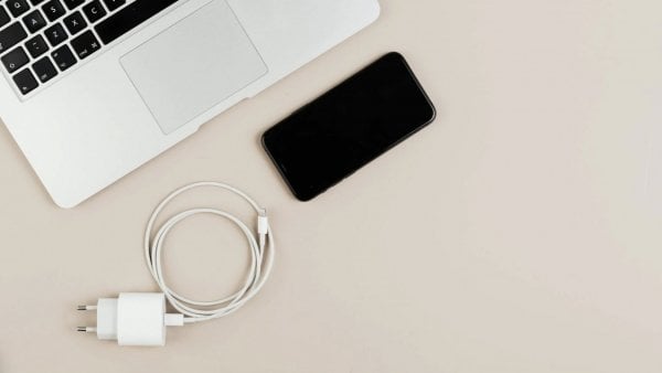 Cargador de teléfono. Cargador universal