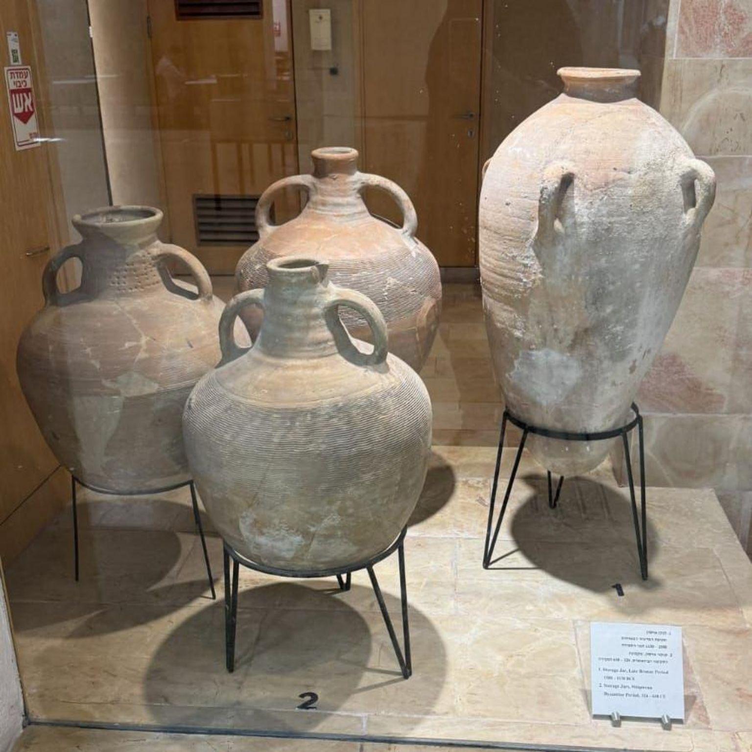 jarrones intactos en el museo de Hecht en Haifa.