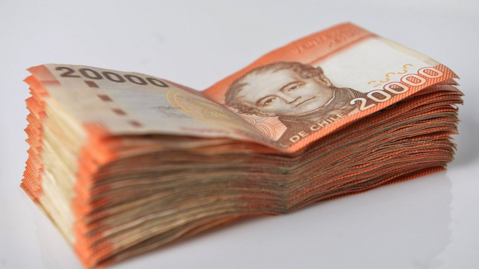 Fajo de billetes de 20 mil pesos chilenos
