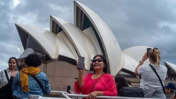 Fotografía de archivo de personas frente a la Casa de la Ópera, en Sídney.