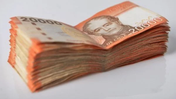 Fajo de billetes de 20 mil pesos chilenos