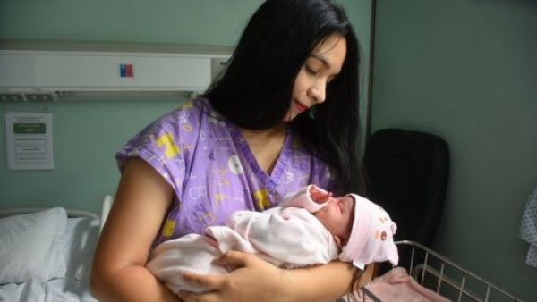 Mujer con bebé recién nacido