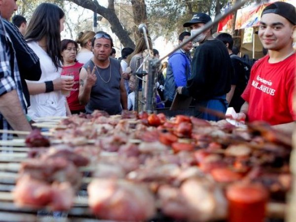 Miles de personas disfrutan en las fondas del Parque O’Higgins lo que son los últimos momentos de celebración de las Fiestas Patrias por el pronto cierre de las Fondas 2011.