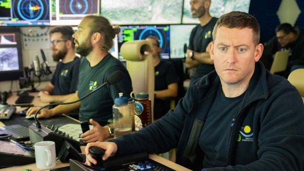 Robot submarino explorando el monte submarino recién descubierto en la Dorsal de Nazca.