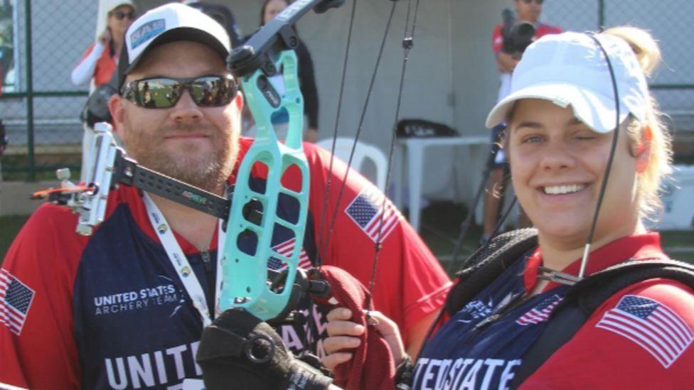 Tracy Otto y su pareja Ricky en una competencia de tiro con arco.