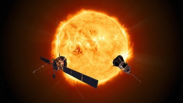Representación artística de las misiones Solar Orbiter (I) y Parker Solar Probe (d) frente al Sol.